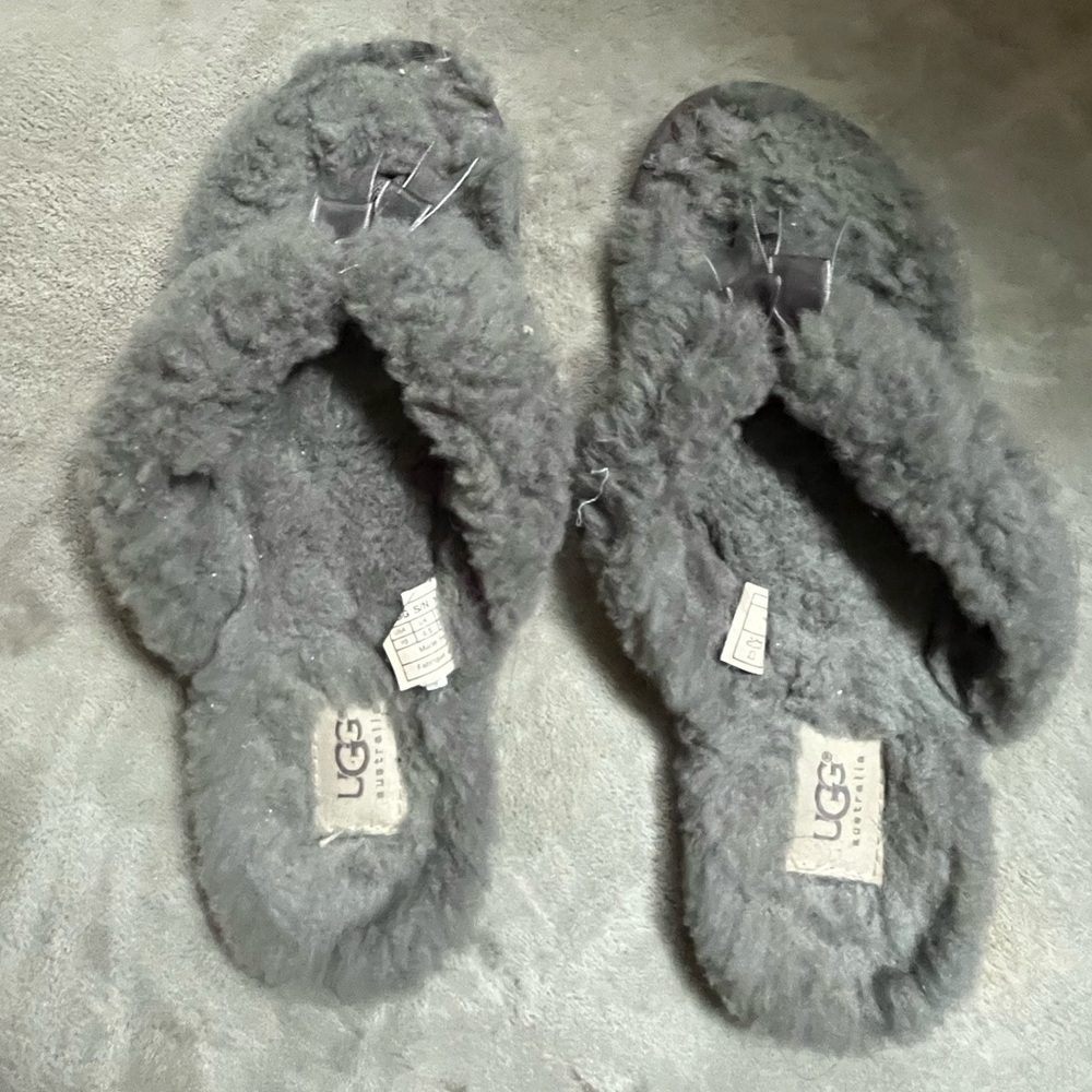 CUTE GREY UGG SLIPPERS😛
